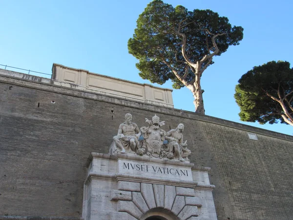 ローマ イタリアの玄関口の上に バチカン美術館 の看板を読んでバチカン市への外観の入り口の眺め — ストック写真