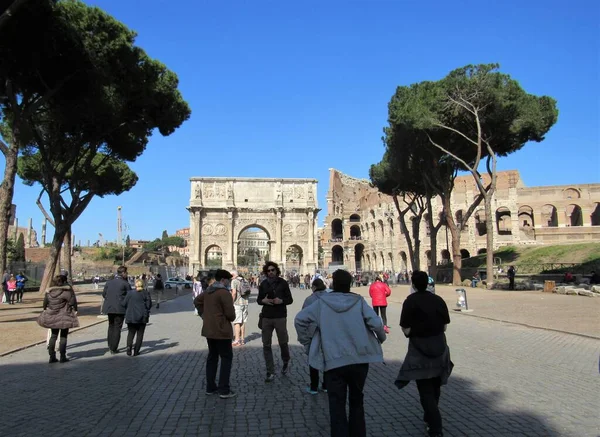 Arch Constantine Římě Itálie Koloseum Pozadí Mnoha Turisty Místními Obyvateli — Stock fotografie