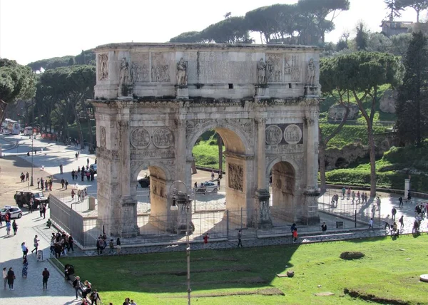 Arch Constantine Římě Itálie Mnoha Turisty Místními Obyvateli Procházky Kolem — Stock fotografie