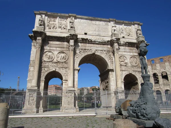 Arken Constantine Rom Italien Med Blå Himmel Och Romerska Colosseum — Stockfoto