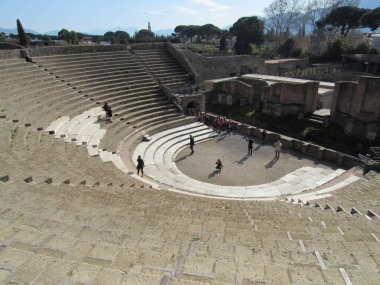 Büyük Pompei Tiyatrosu 'nda turistler dolaşıyor ve İtalya' da oturuyorlar.