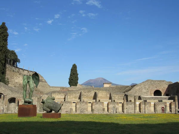 View Mount Vesuvius Ruins Quadriportico Theatre Pompeii Italy Blue Sky — Stock Photo, Image