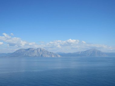 İtalya ve Yunanistan limanları arasındaki bir yolcu gemisinden mavi gökyüzü ve okyanus manzarası