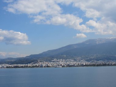 Patras Limanı, Yunanistan mavi gökyüzü ve uzak dağlarıyla İtalya 'dan gelen bir feribotta görüldü