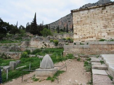 Dünyanın Göbeği, Yunanistan 'ın Delphi kentindeki Apollo Tapınağı' nın antik kalıntılarında bulunan Omphalos Taşı olarak da bilinir.