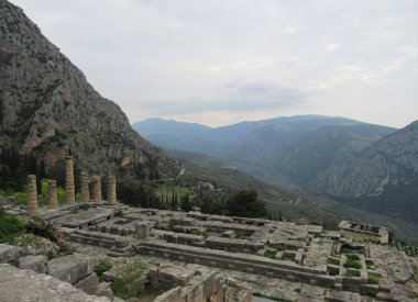 Yunanistan 'ın Delphi kentindeki Apollo Tapınağı' ndaki antik kalıntılar