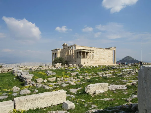 希腊雅典雅典卫城的始祖神殿 门廊上有石灰雕像 — 图库照片