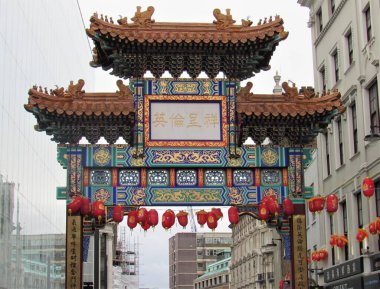 Londra 'da Chinatown, Westminster şehrinde bulutlu bir günde birçok turist ve yerli 