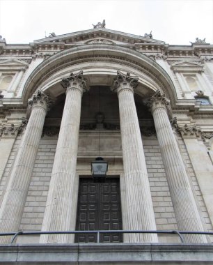 Bulutlu bir günde İngiltere, Londra 'daki Saint Paul Katedrali' ne büyük bir fener ve sütunla giriş manzarası