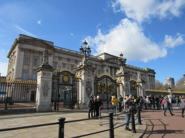 View Buckingham Palace London England Busy Morning Many Tourists Blue — Stock Photo, Image