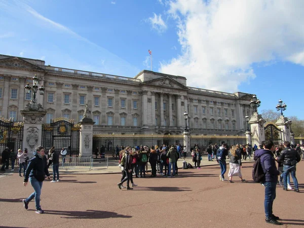 View Buckingham Palace London England Busy Morning Many Tourists Blue — Stock Photo, Image