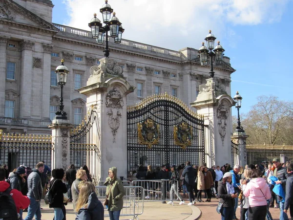 Вид Букінгемський Палац Лондоні Англія Напружений Ранок Багатьма Туристами Синім — стокове фото