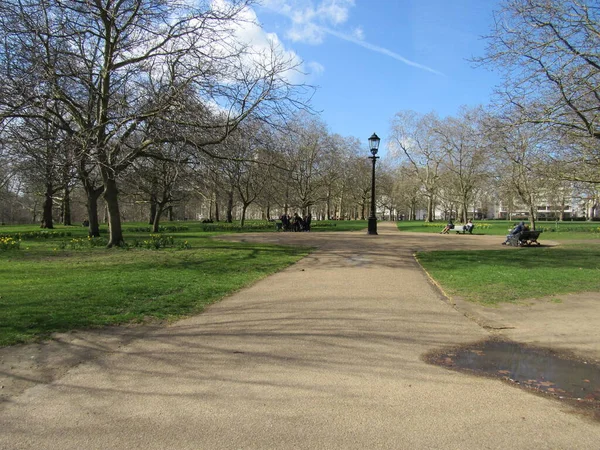 View Green Park London Early Spring Pathways Lamp Post Unrecognizable — Stock Photo, Image