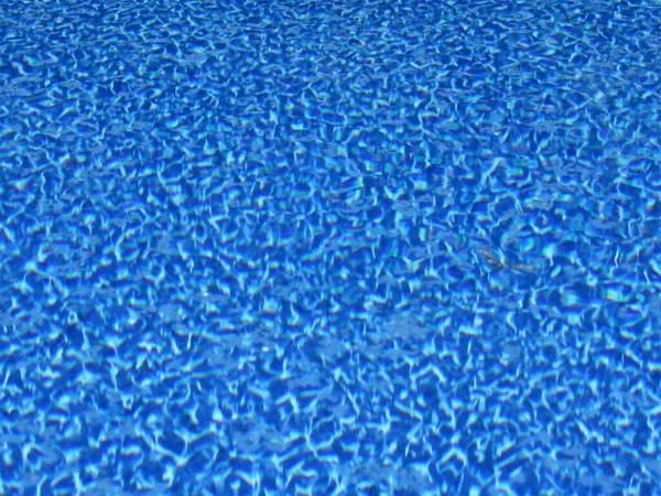 Vista Superfície Água Uma Piscina Com Forro Azul Fundo — Fotografia de Stock
