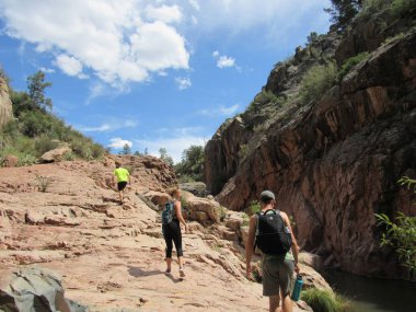 Ellison Creek boyunca yürüyüş yapan insanlar Payson, Arizona 'da Water Wheel Falls yürüyüş parkurunda görülmüşler.