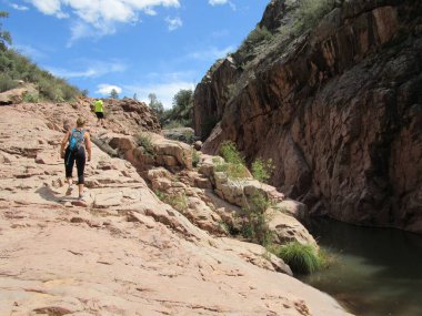 Ellison Creek boyunca yürüyüş yapan tanınmayan insanlar Payson, Arizona 'da Water Wheel Falls yürüyüş parkurunda görüldüler.