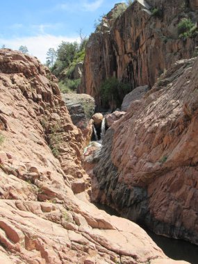 Payson, Arizona 'daki Ellison Creek' ten bir şelale Water Wheel Falls yürüyüş yolu boyunca görüldü. 