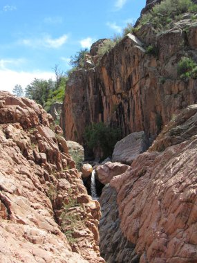 Payson, Arizona 'daki Ellison Creek' ten bir şelale Water Wheel Falls yürüyüş yolu boyunca görüldü. 