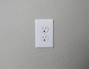 Güneybatı Amerika 'da sıva duvarında beyaz bir Amerikan elektrik prizi.