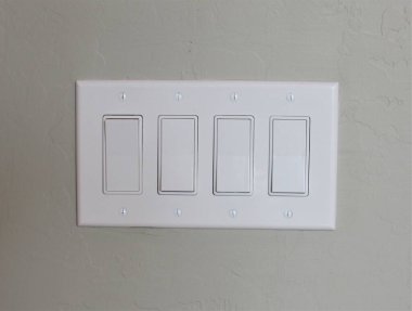 Beyaz modern ışık düğmesi boyalı iç duvarda.