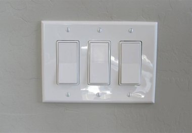 Beyaz modern ışık düğmesi boyalı iç duvarda.