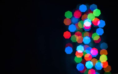 koyu arka plan üzerinde renkli soyut ışık bokeh