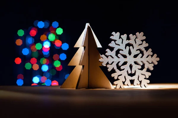 Árvore Brinquedo Natal Com Floco Neve Madeira Fundo Luz Bokeh — Fotografia de Stock