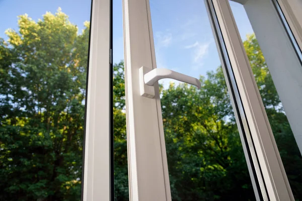 bir arka plan mavi gökyüzü üzerinde plastik vinil penceresini açın