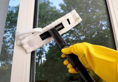 yeşil ağaçlar arka plan üzerinde çekçek ile plastik vinil pencere Temizleme