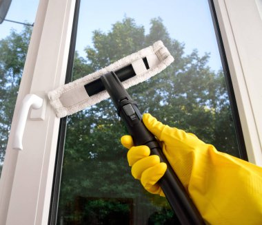 yeşil ağaçlar arka plan üzerinde çekçek ile plastik vinil pencere Temizleme