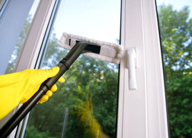 yeşil ağaçlar arka plan üzerinde çekçek ile plastik vinil pencere Temizleme