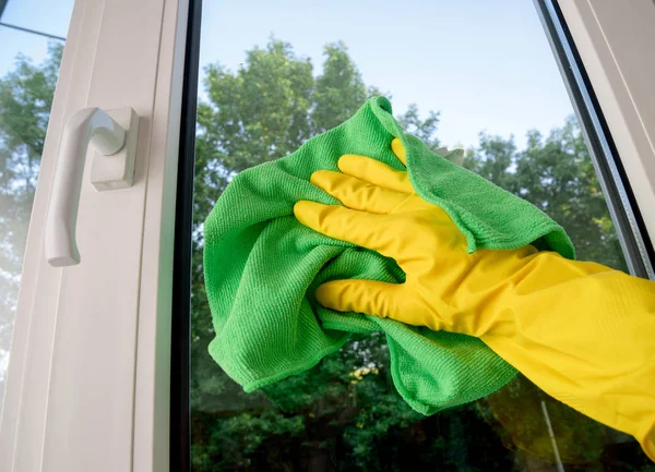 Reinigung Von Kunststoff Vinyl Fenster Mit Rakel Auf Grünen Bäumen — Stockfoto