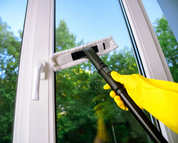 Reinigung Von Kunststoff Vinyl Fenster Mit Rakel Auf Grünen Bäumen — Stockfoto