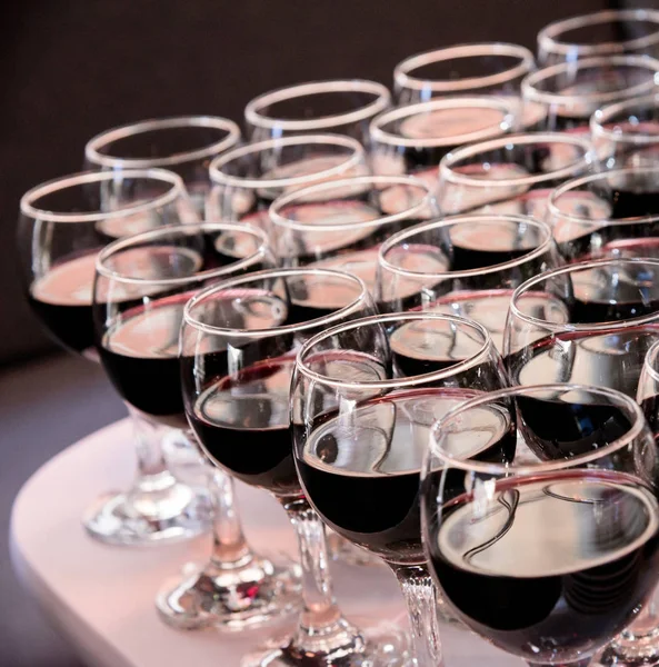 Rzędy Wino Czerwone Okulary Dla Partii Ślub Drink Powitalny — Zdjęcie stockowe