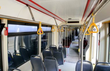 Yeni modern boş tramvay iç genel görünümü
