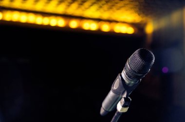 Mikrofon karanlık salonu zemin üzerine konser salonu veya konferans odasında closeup