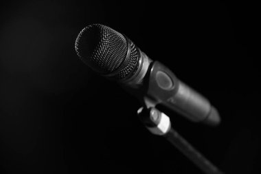 Mikrofon karanlık salonu zemin üzerine konser salonu veya konferans odasında closeup