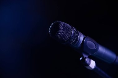 Mikrofon karanlık salonu zemin üzerine konser salonu veya konferans odasında closeup