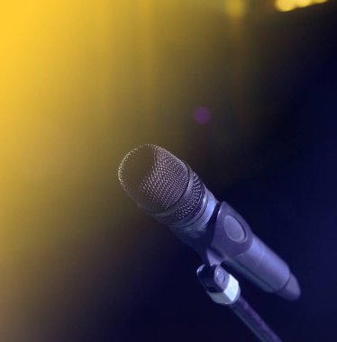 Mikrofon karanlık salonu zemin üzerine konser salonu veya konferans odasında closeup