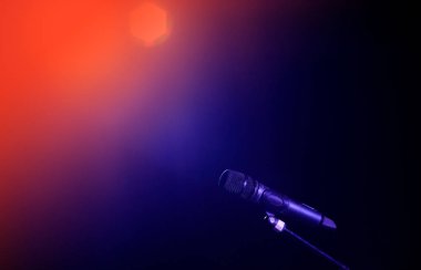 Mikrofon karanlık salonu zemin üzerine konser salonu veya konferans odasında closeup