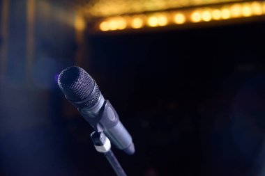 Mikrofon karanlık salonu zemin üzerine konser salonu veya konferans odasında closeup