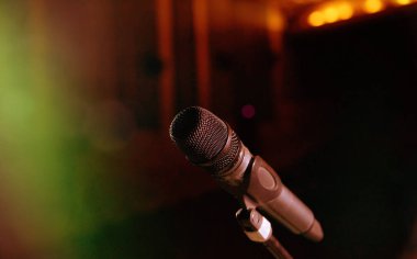 Mikrofon karanlık salonu zemin üzerine konser salonu veya konferans odasında closeup