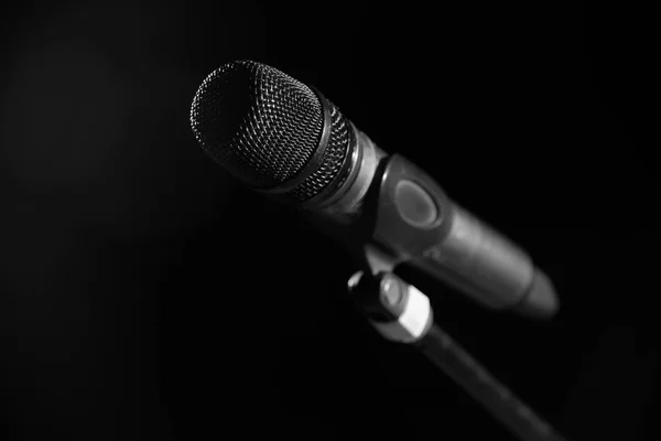 Closeup Microphone Concert Hall Conference Room Dark Hall Background — Stock Photo, Image