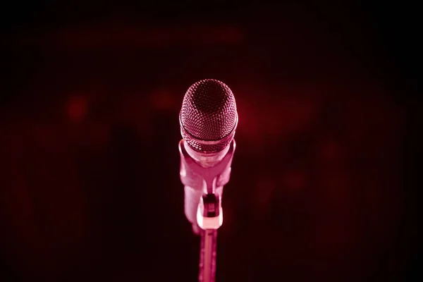 Mikrofon Karanlık Salonu Zemin Üzerine Konser Salonu Veya Konferans Odasında — Stok fotoğraf