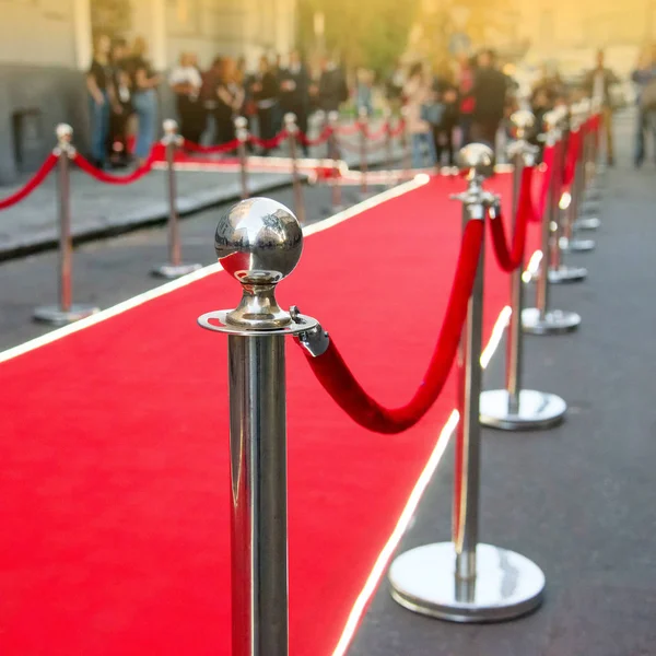 kırmızı halı ve bariyer giriş töreni açmadan önce