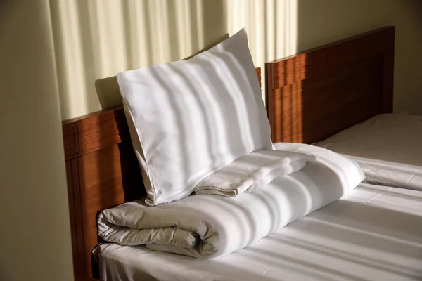 内部舒适的经济型酒店卧室与床 — 图库照片