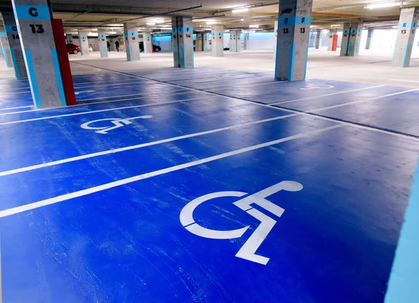 Parkeringsområde under jorden for funksjonshemmede – stockfoto