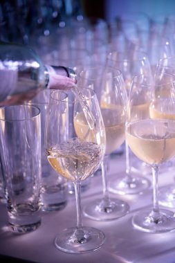 Kulüpte parti için beyaz ve kırmızı şarap kadehleri.