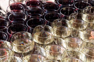 Parti için beyaz ve kırmızı şarap bardakları