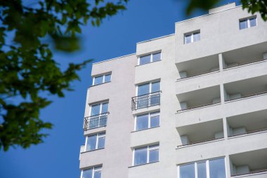 Mavi gökyüzü arka planındaki modern apartman